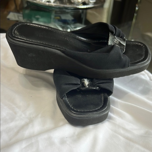 Donald J. Pliner Black Mules Sleek and Stylish - Picture 2 of 3
